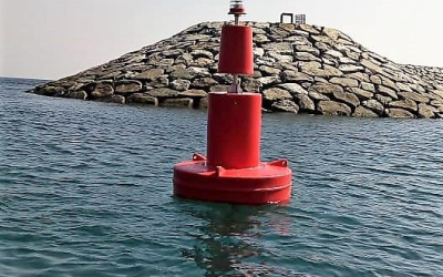 Porthand navigation buoy fitted with the GPS compact solar lantern